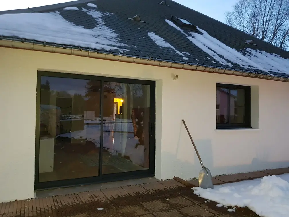 Portes-fenêtres et une porte d’entrée coordonnées