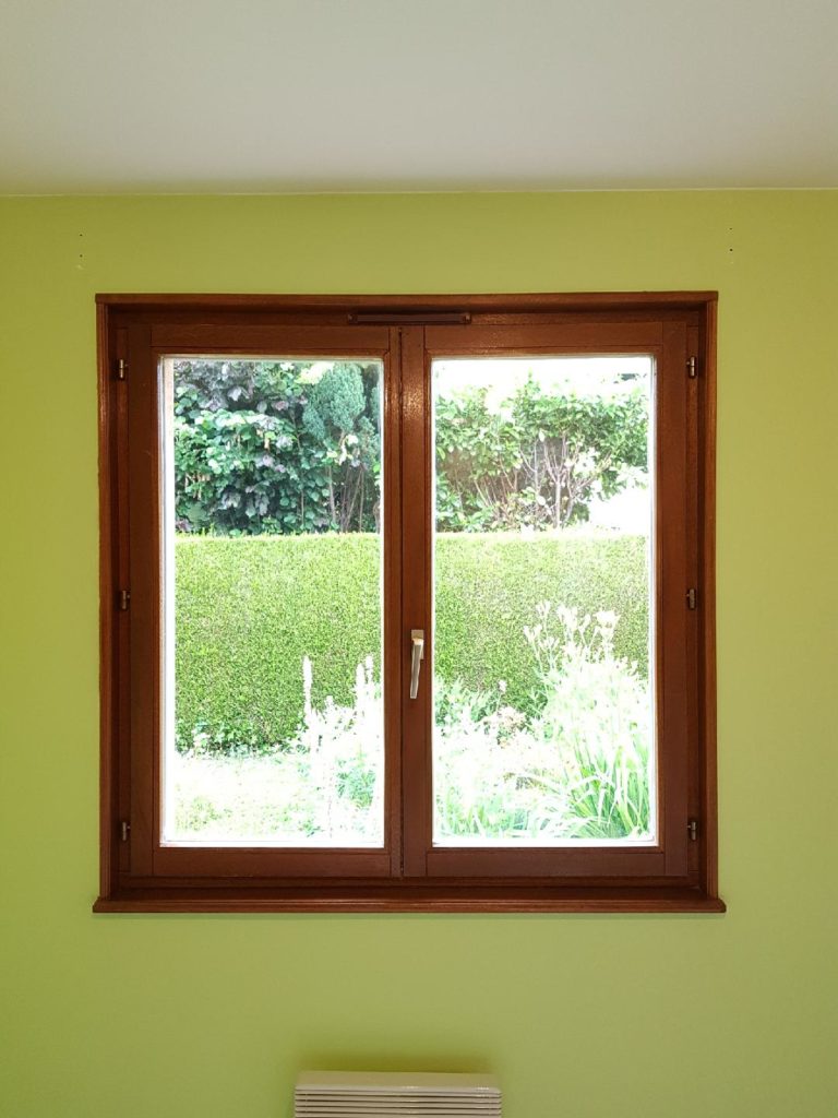 Fenetre en bois de la chambre