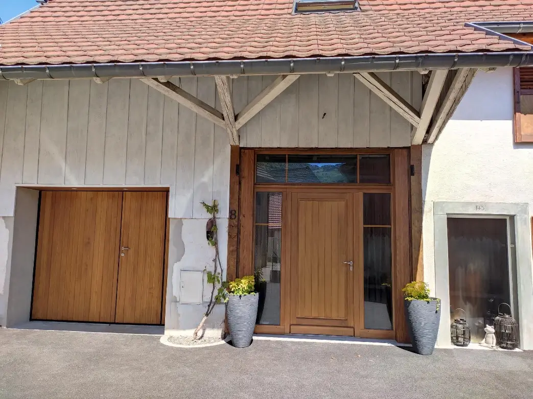 Pose d’une porte d’entrée en bois