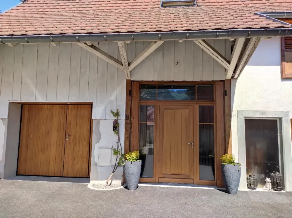 Pose d’une porte d’entrée en bois