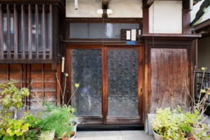 Installer une porte d'entrée en bois vitrée