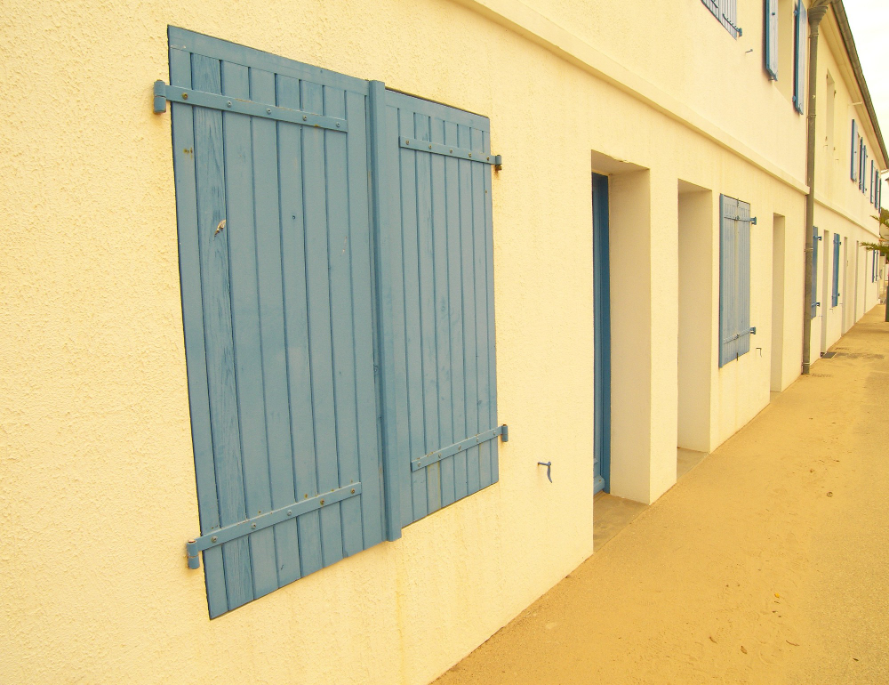 Installer des volets en PVC imitation bois