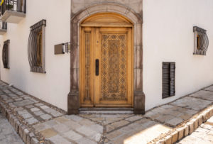 Comment choisir un bloc-porte en bois massif ?