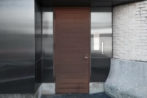installation d'une porte d'entrée isolante