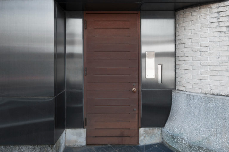 installation d'une porte d'entrée isolante