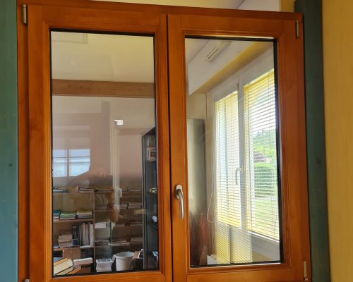 Fenêtre en bois de pin